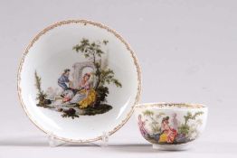 Tasse mit Untertasse.Meissen 1760-1765. Im Spiegel und Wandung galante polychrome Szene in Watteau-