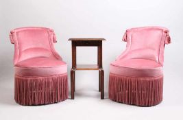 Zwei Sessel mit Tischchen.Nach 1900. Neu gepolstert und bezogen. H: 78 x 54 cm. SH: 43 cm. Tischchen