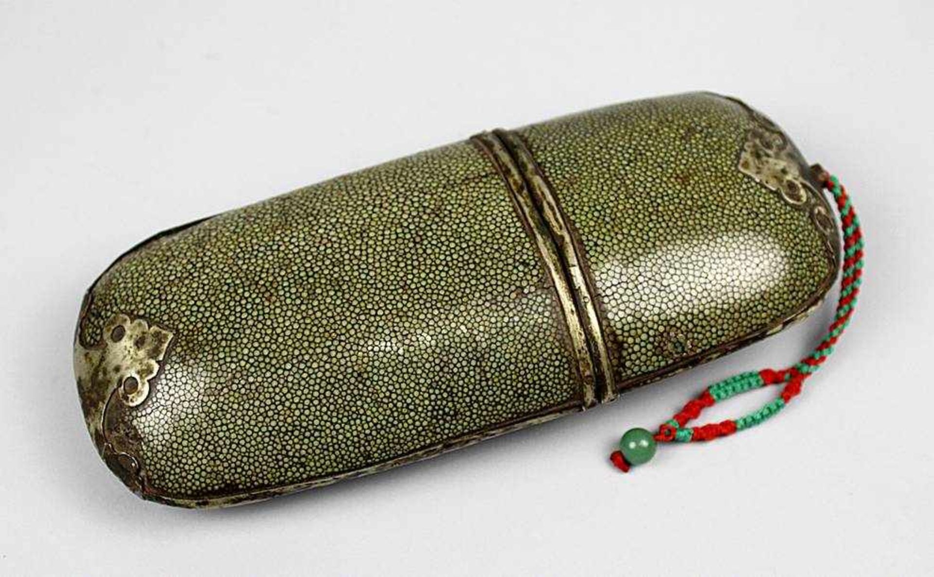 Rochenhaut-Etui, Japan um 1890 mit sekundärer Schnur mit Jadekugel. Länge 20cm. 549-024