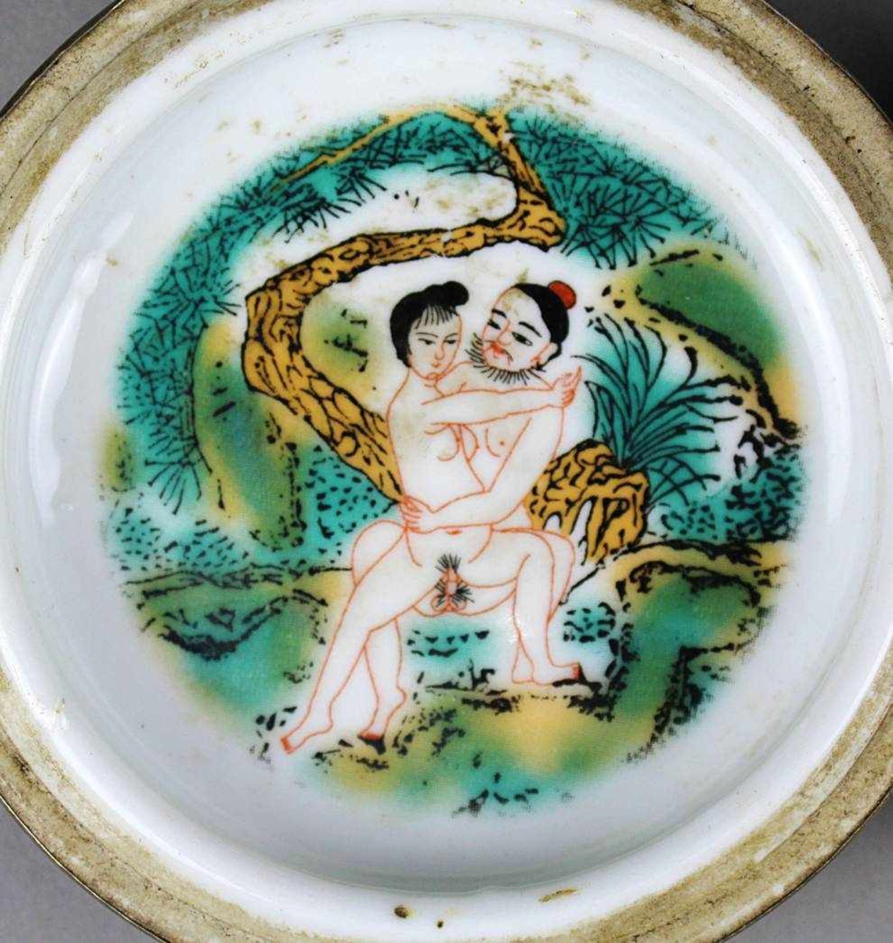 Erotika Deckeldose, China um 1920. Silbermontierte Porzellandose, außen mit Kindermotiv, innen mit - Image 3 of 5