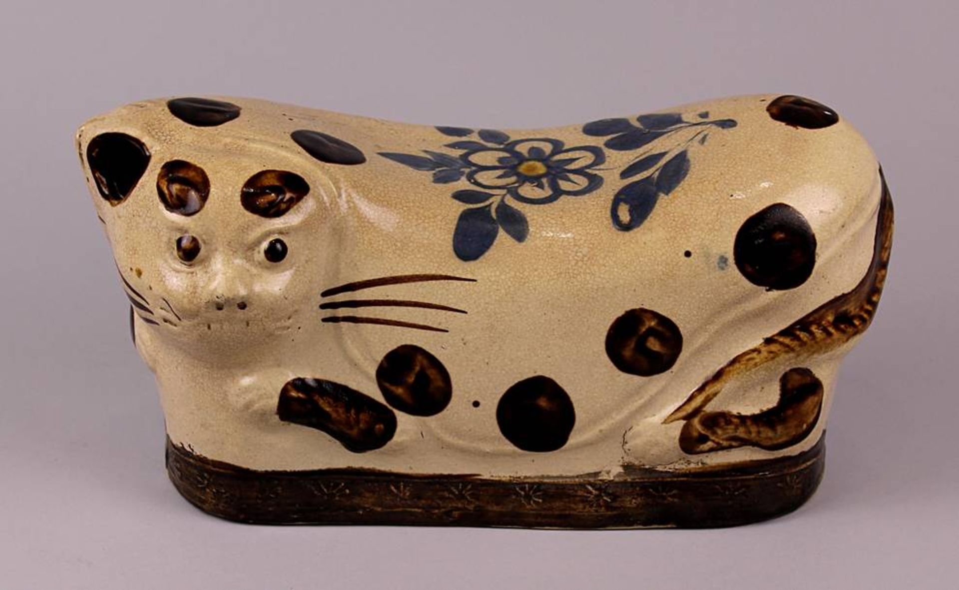 Chin. Nackenstütze in Form einer Katze um 1890. Keramik, beige und braun glasiert, blau gemaltes