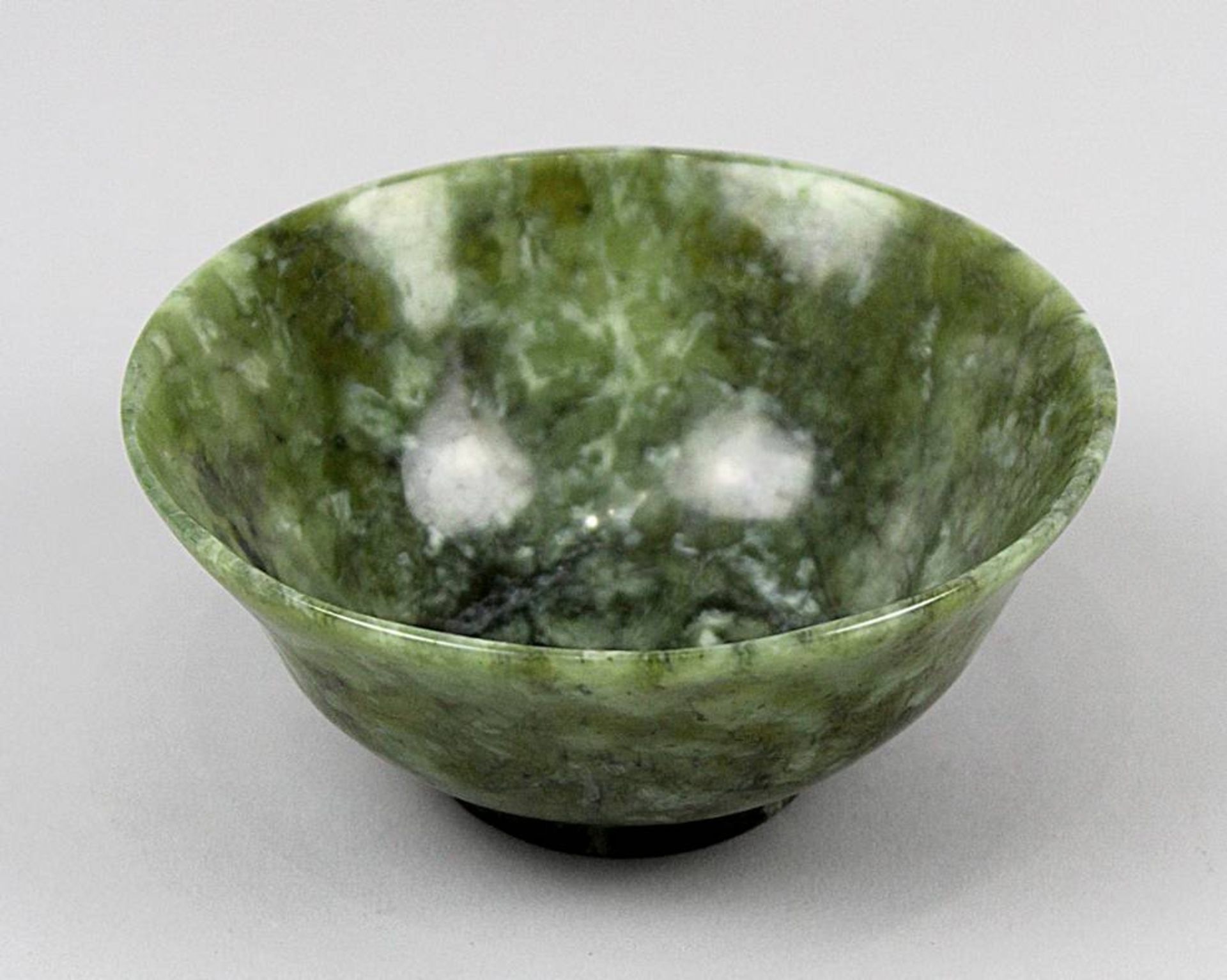 Jadeschale, China.um 1900. Grüne, weiß gefleckte Jade, handgeschnitten und poliert. Durchmesser