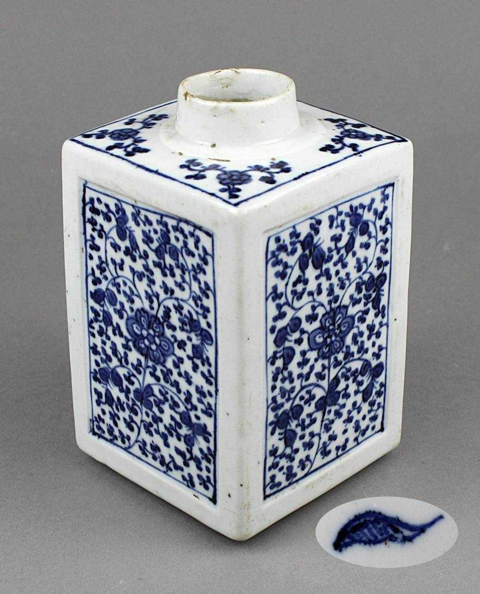 Teedose China Kangxi 1662 - 1772. Porzellan, freigeformt, hell glasiert und unterglasur blau