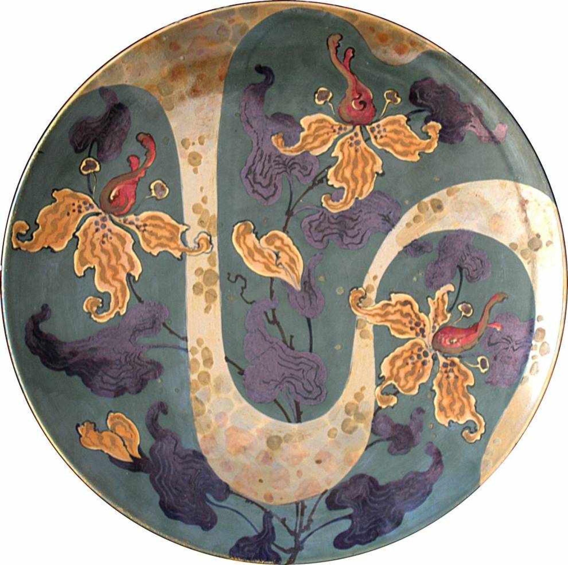 Wandteller Ernst Wahliss, Wien um 1900. Keramik mit polychromem Blumendekor und irisierender Glasur.