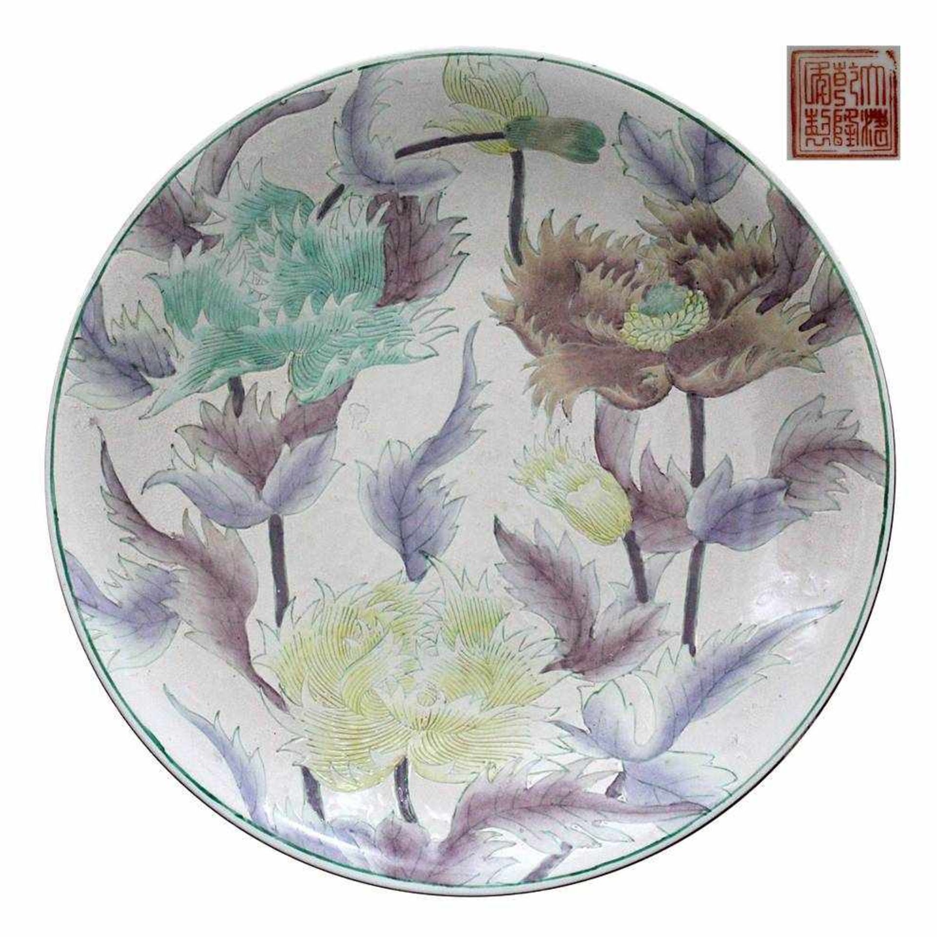 Gr. chin.Schale, Republikzeit. Porzellan mit farbig reliefiertem Blumendekor in Email-Malerei.