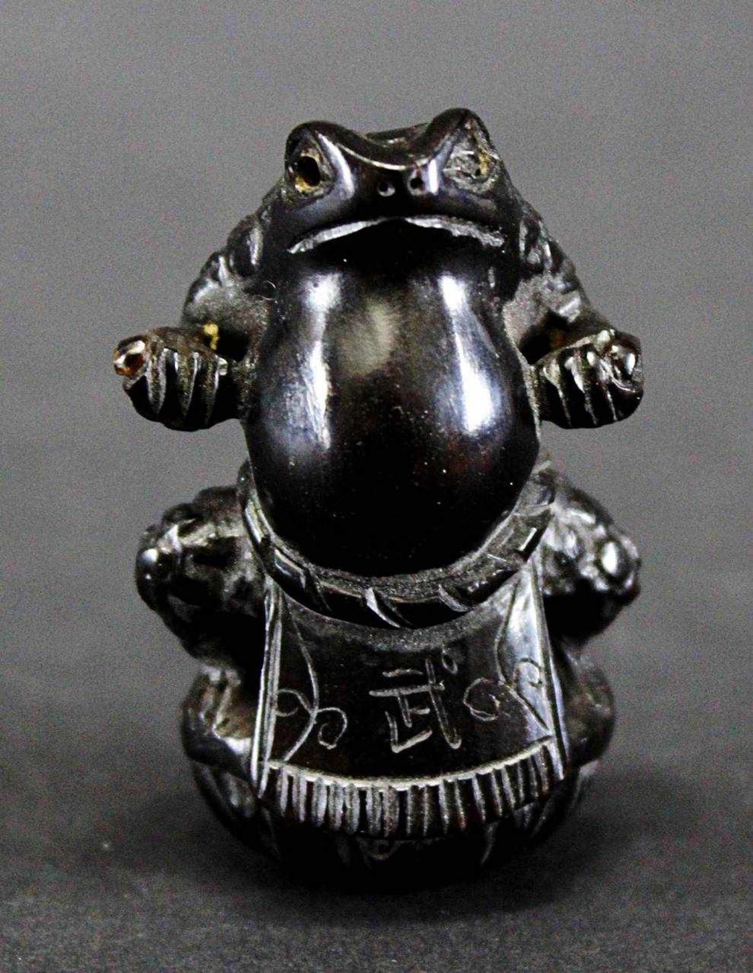 Netsuke Kröte, Japan. Holz, fein gescnitzt mit eingelegter Beinsignatur. 4,5cm. 497-013