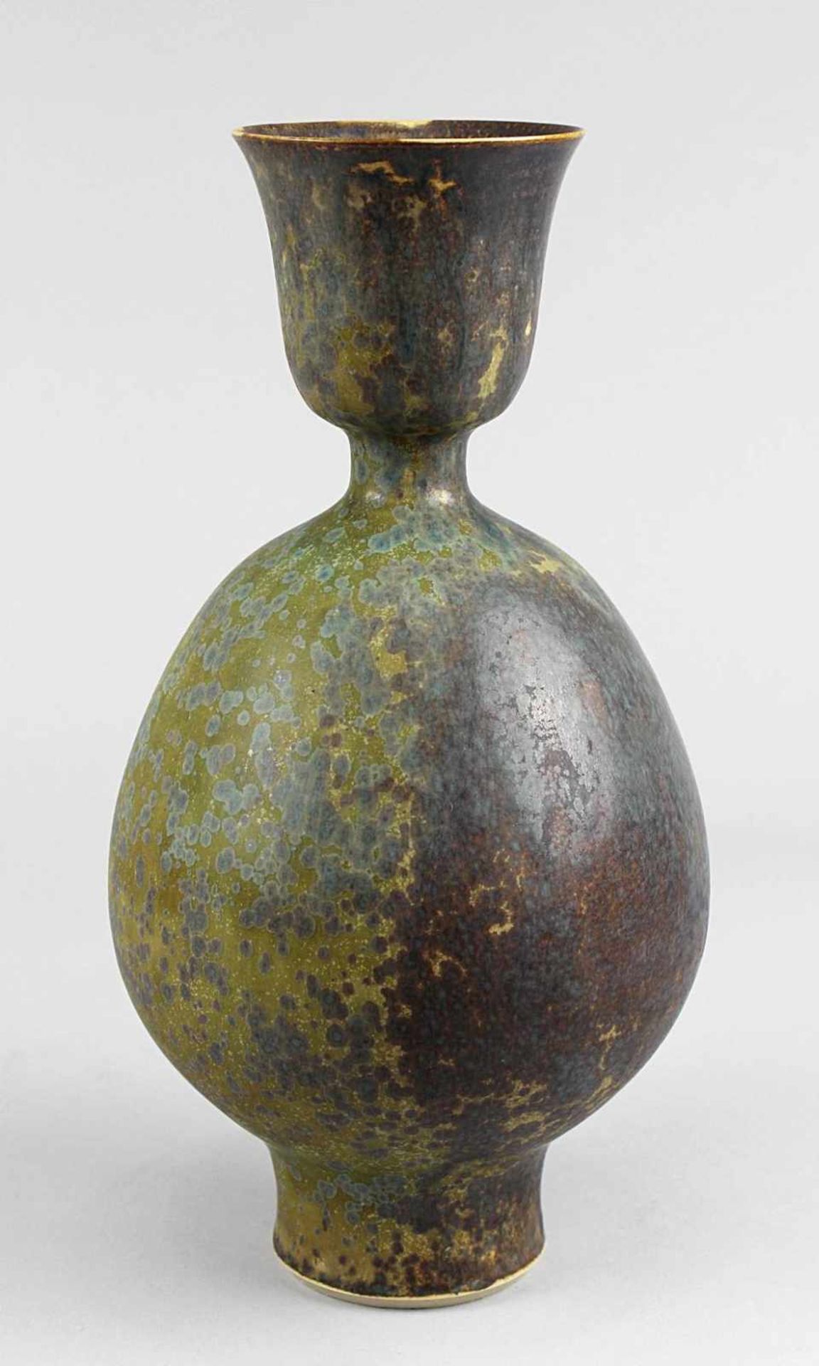 Kunstkeramik-Vase, Deutschland 1987. Steinzeug mit braun-grüner Kristallglasur. Im Boden
