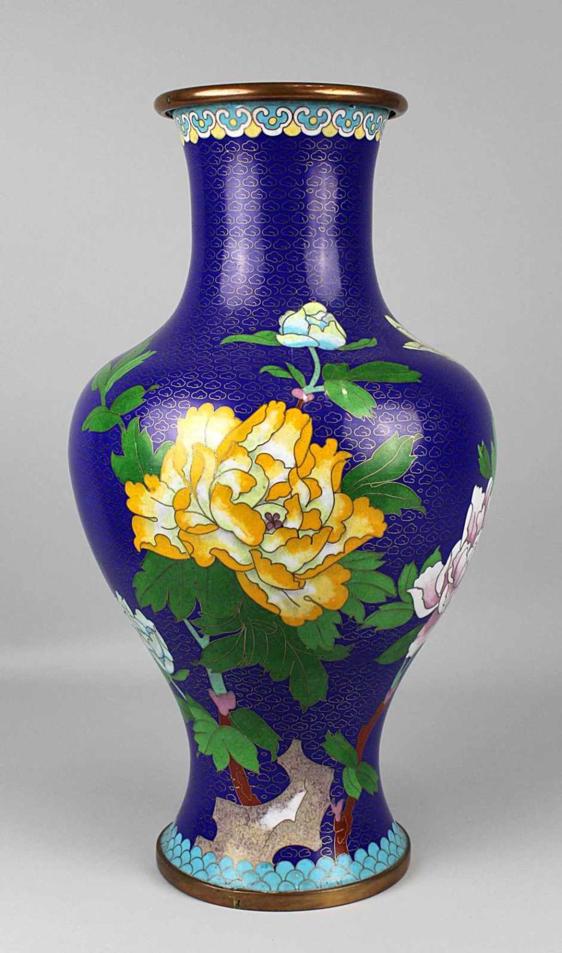 Cloisonné-Vase, China 80er Jahre. Kupferkorpus mit polychromen Zellenschmelz-Email mit