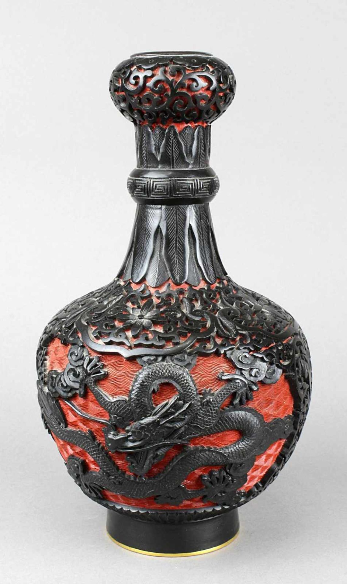 Chin. Lackvase um 1900. Kupferkorpus mit rot-schwarzem Lack, fein geschnitzt mit Ornamenten und