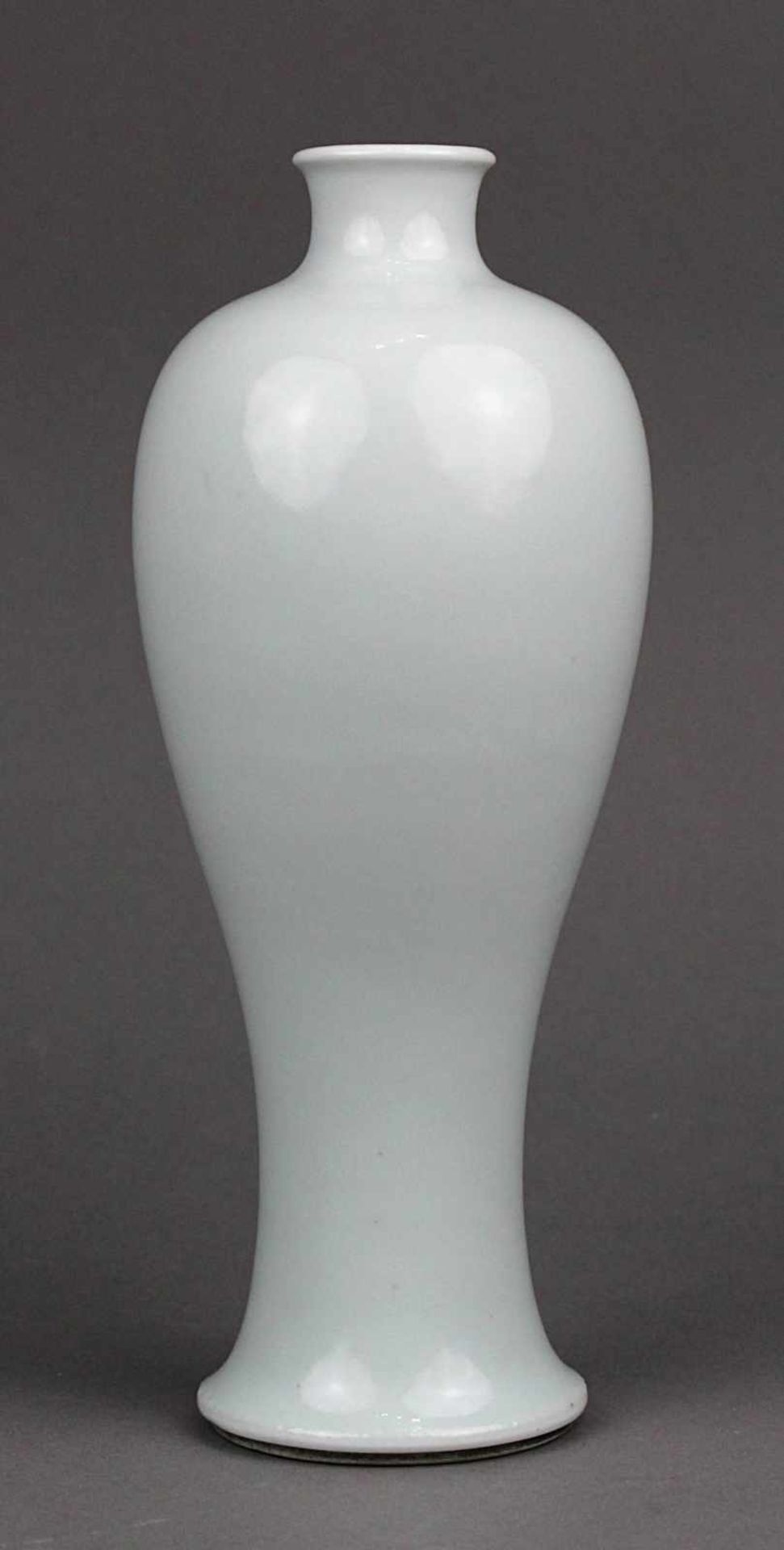 Meiping-Vase China Kangxi 1662 - 1722. Porzellan, hell seladonfarben glasiert. Höhe 19cm. 548-017