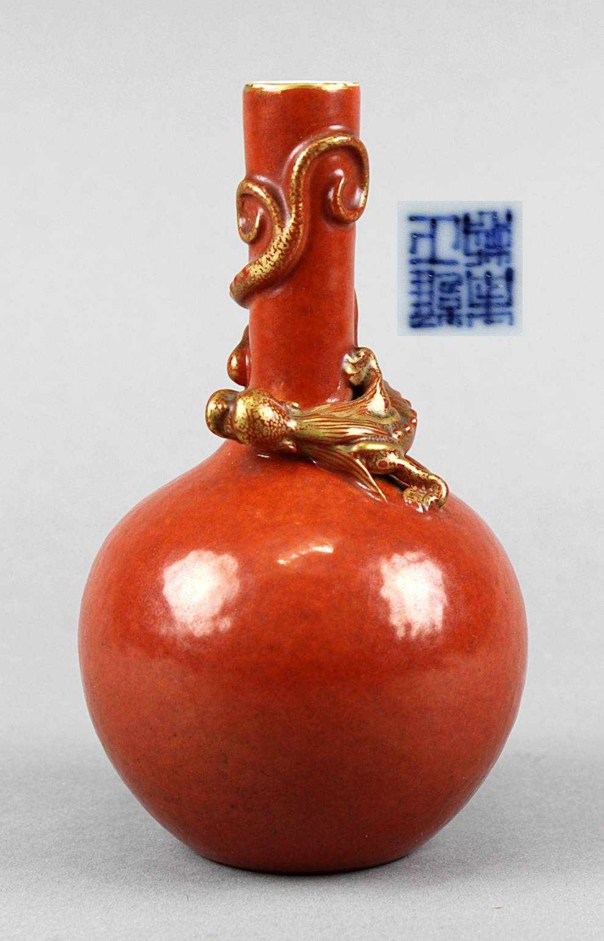 Drachenvase, China 18.Jh. Yongzheng.Porzellan mit plastisch aufgelegtem Drachen, rot glasiert und