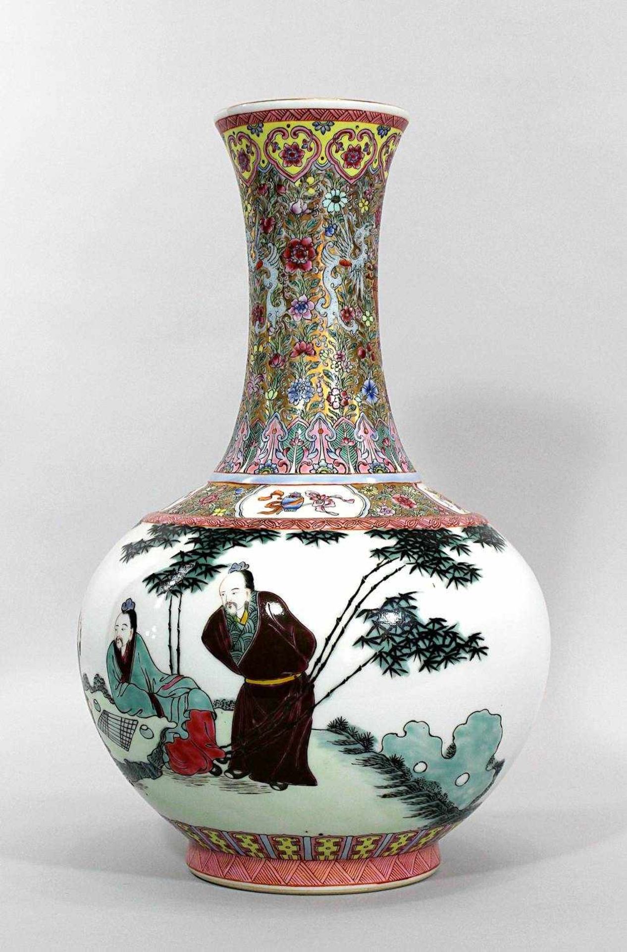 Chin. Vase, Republikzeit. Porzellan, weiß glasiert, polychrom bemalt mit Rankenmuster und - Image 2 of 3