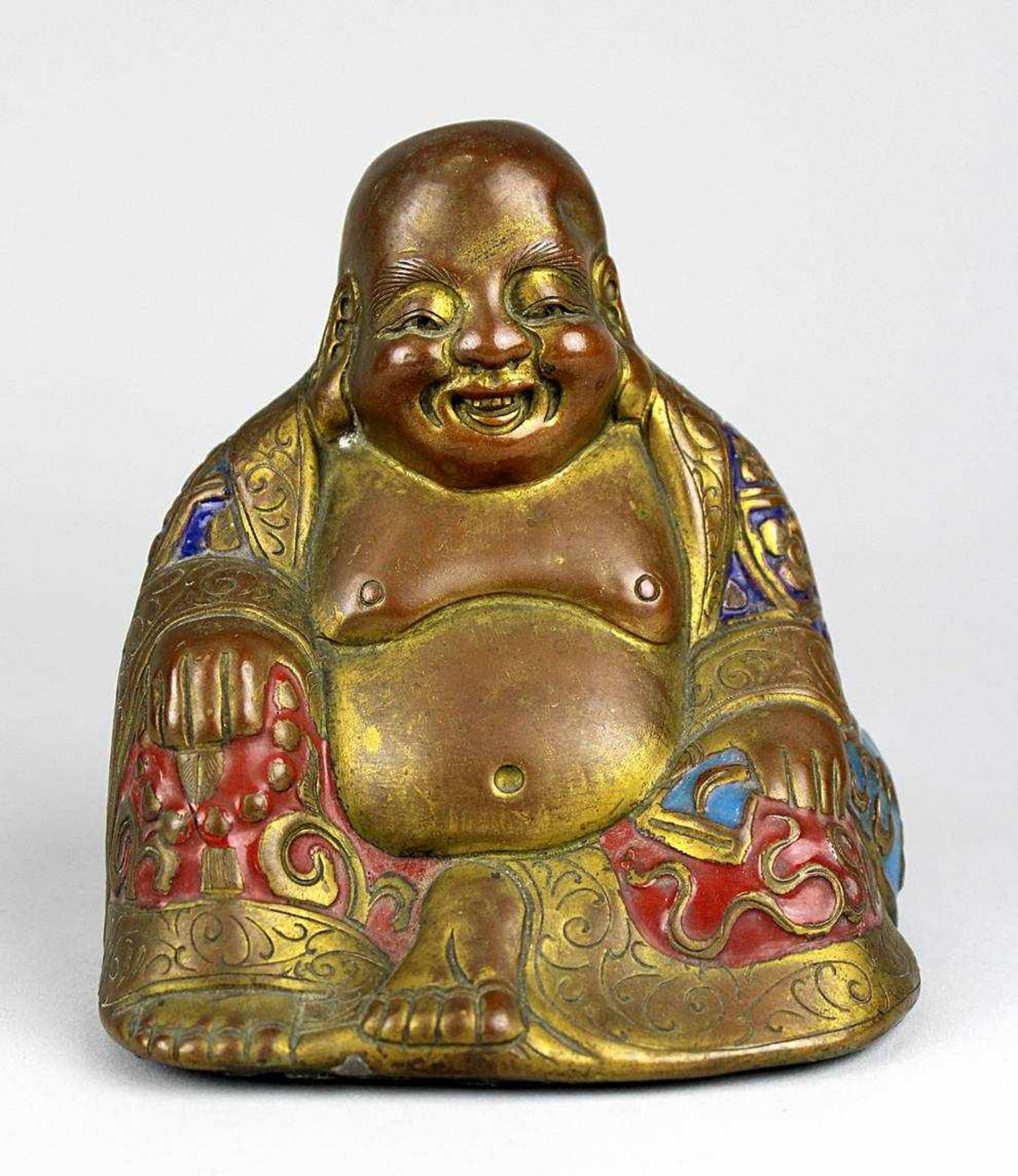 Chin. Blech-Buddha 19.Jh. Kupferblech mit farbigem Email, Reste von Vergoldung. Kopf leicht gedellt.