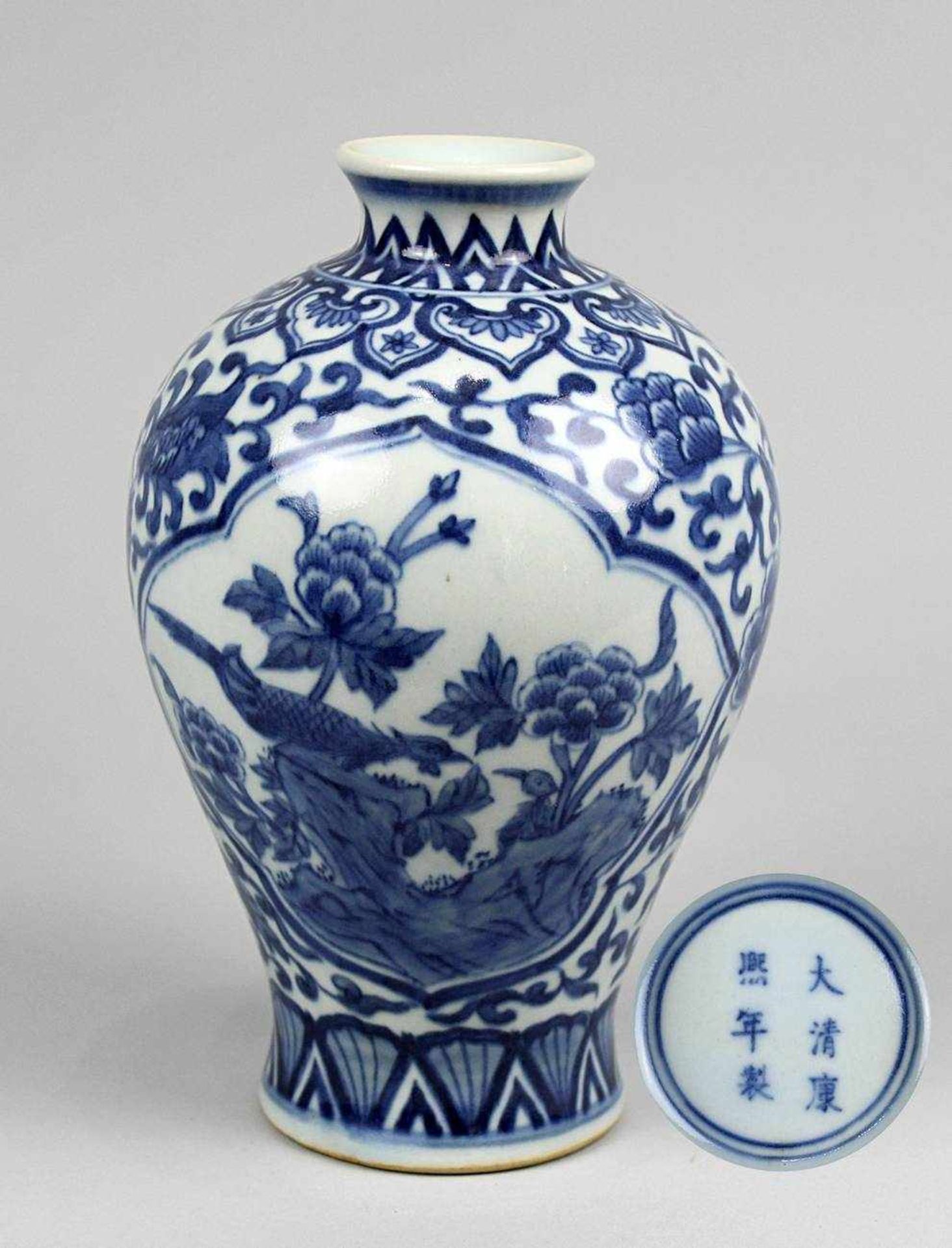 Chin. Meiping-Vase um 1900. Porzellan, hellblau glasiert, blau gemalter Blütenrankendekor mit