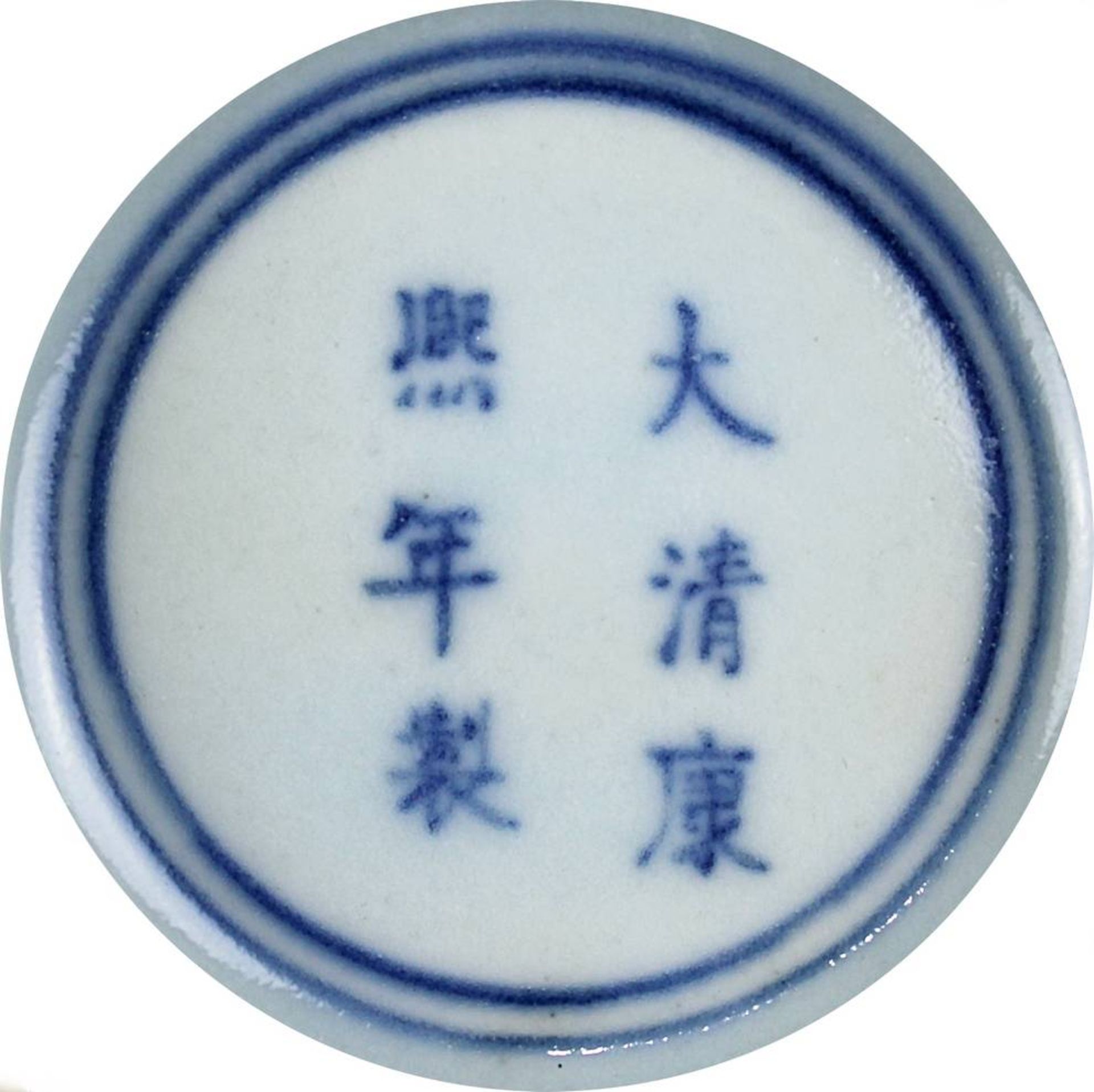 Chin. Meiping-Vase um 1900. Porzellan, hellblau glasiert, blau gemalter Blütenrankendekor mit - Image 2 of 2