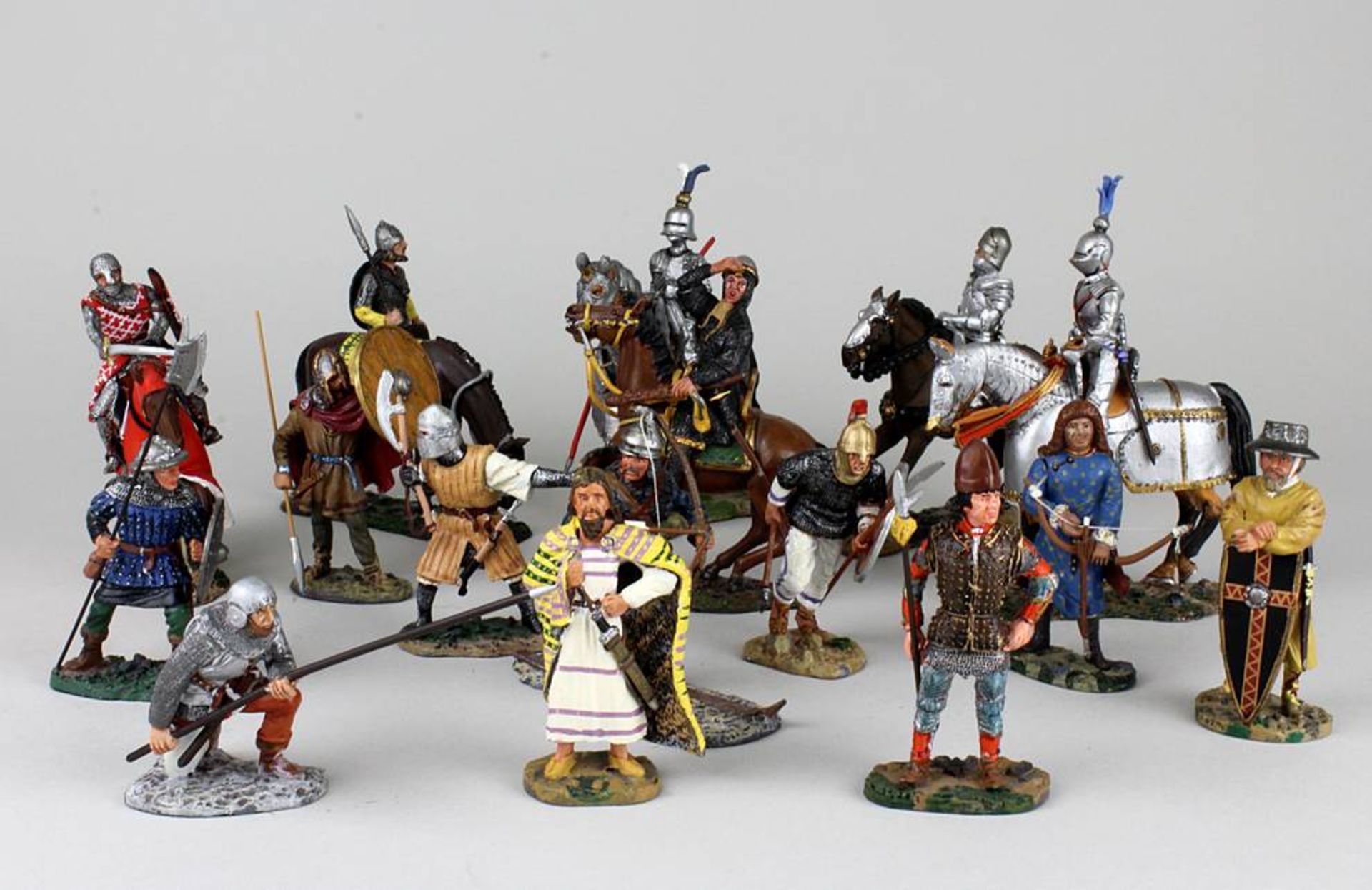 16 delPrado Zinnfiguren, 6 Reiterfiguren und 10 Fußfiguren historischer Krieger. Höhe bis 11cm.