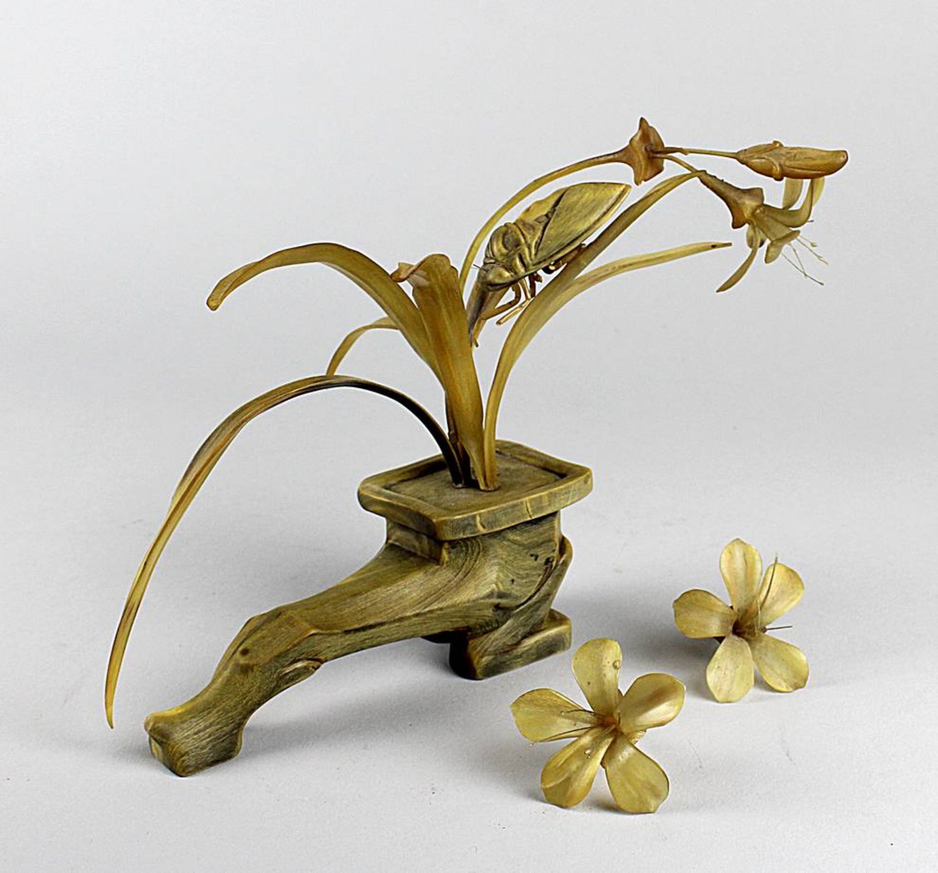 Blumenstock aus Horn, China um 1920. Astförmiger Topf mit Blumenstock mit Zikade, handgefertigt