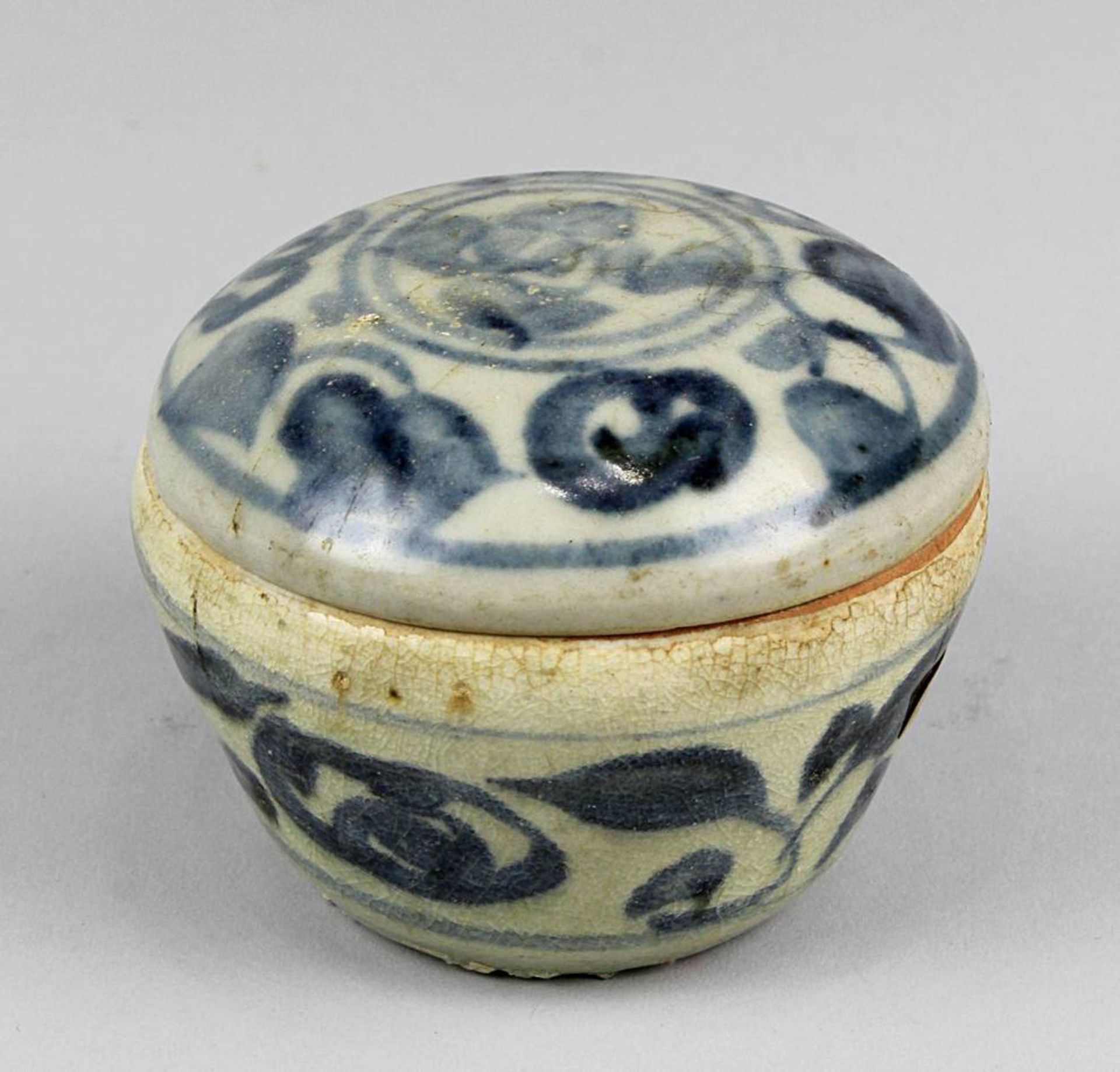 Deckeldose wohl Thailand oder Laos18.Jh. Keramik, hellblau glasiert und blau bemalt. Durchmesser 8,