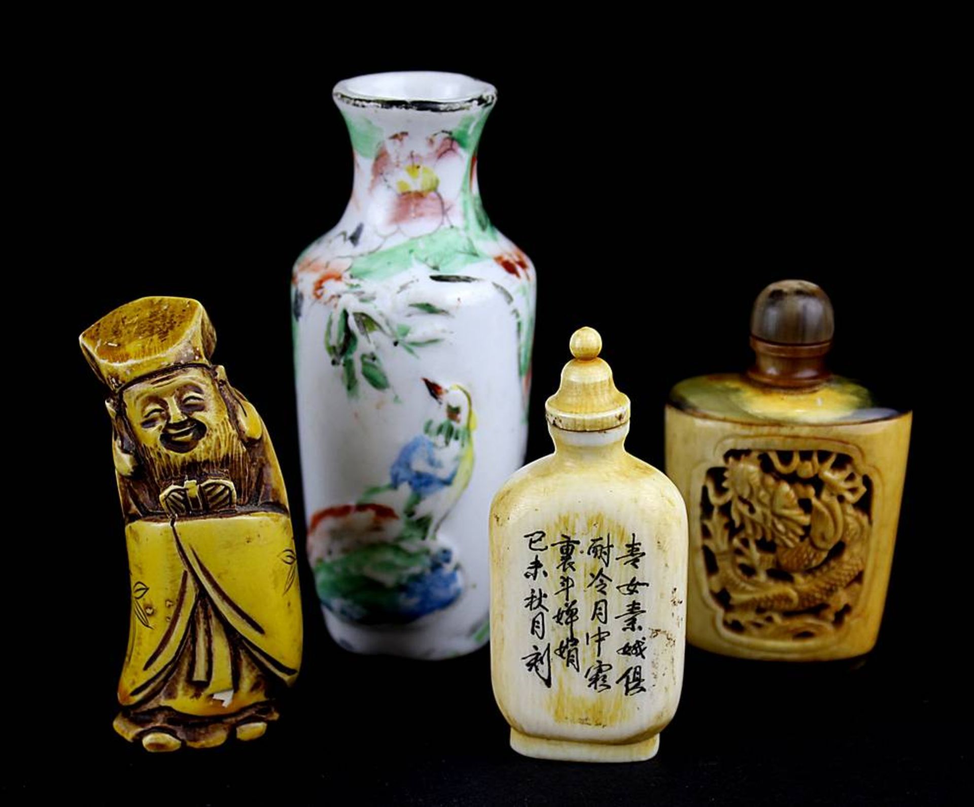 4 Teile Asiatika, bestehend aus 2 Snuffbottles, Elfenbeinfigürchen und kl. Porzellanvase. Höhe 6,5cm