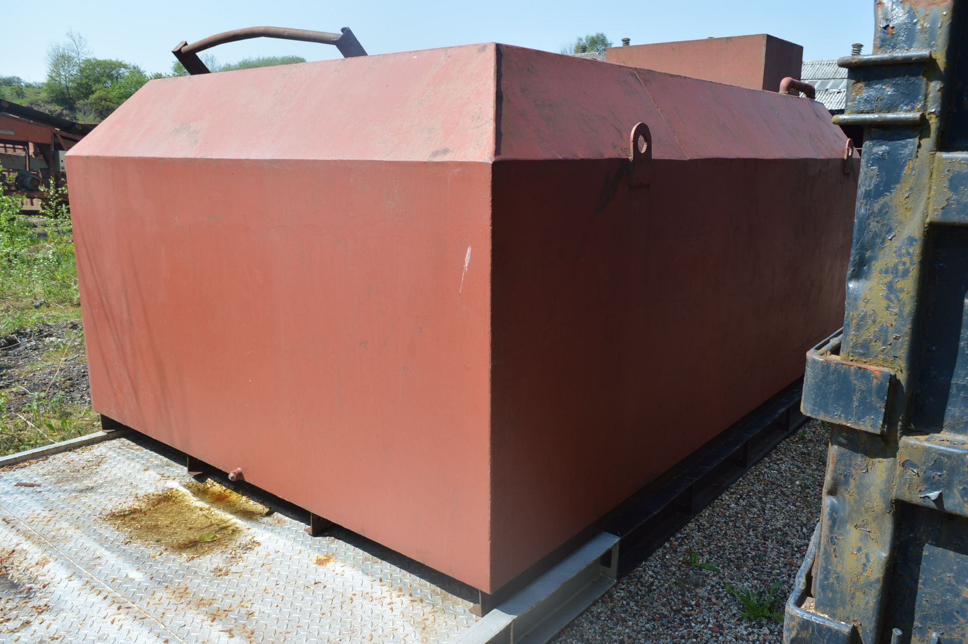9000 litre BUNDED FUEL OIL STORAGE TANK, approx. 4.4m x 2.5m x 2m high overall, with Fueltek fuel - Image 2 of 4