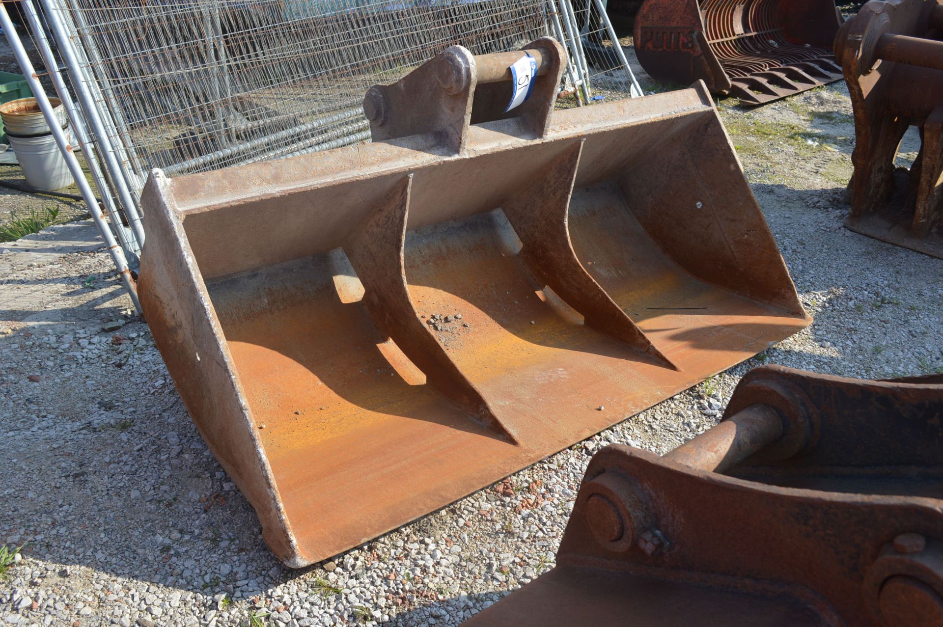 20t Ditching Bucket, 2090mm wide (this lot is located at Collop Gate Farm, Heywood) - Image 2 of 2