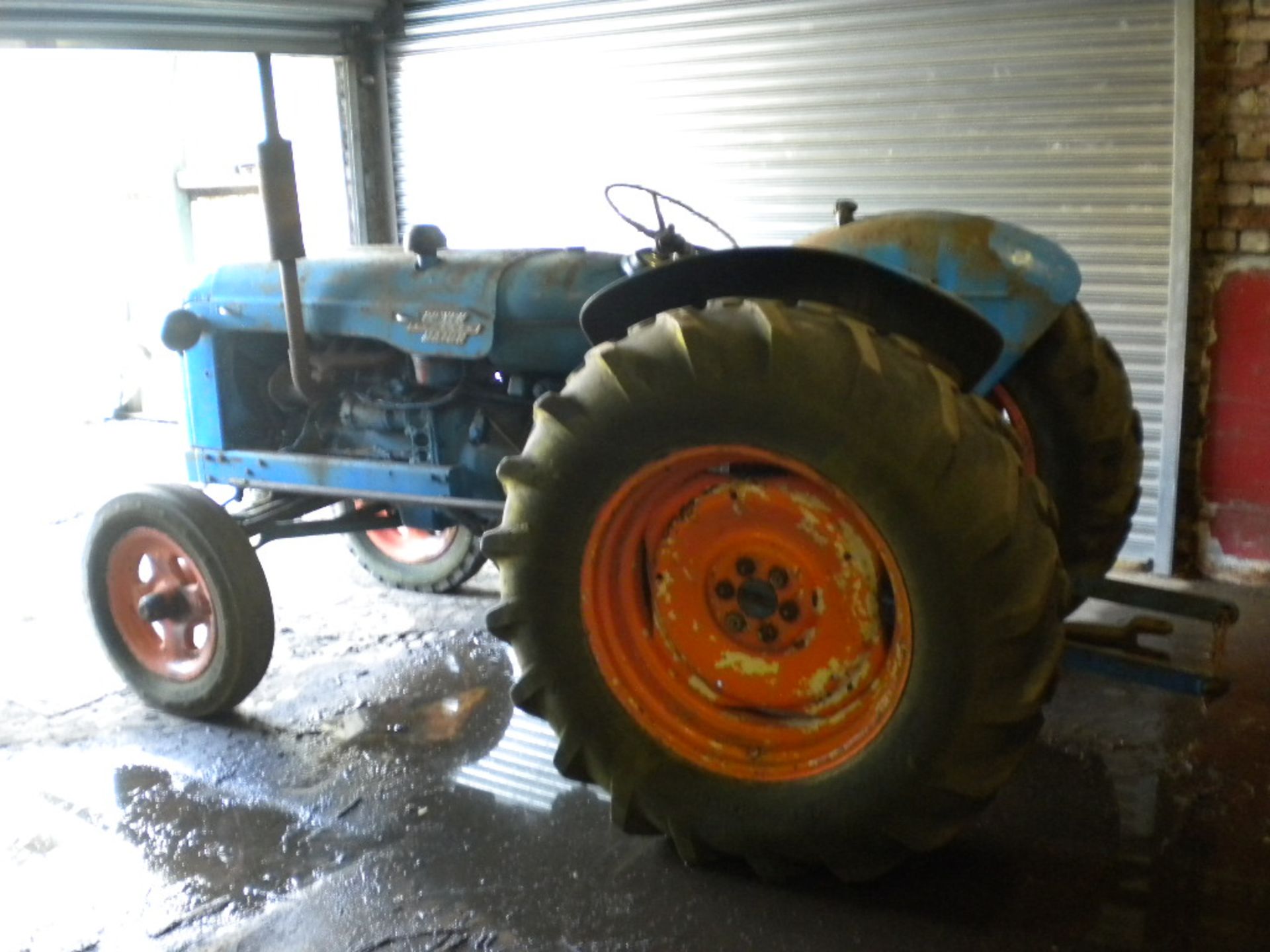 Fordson POWER MAJOR 2WD AGRICULTURAL TRACTOR, indicated hours 6868 (at time of listing) (this lot is - Image 4 of 9