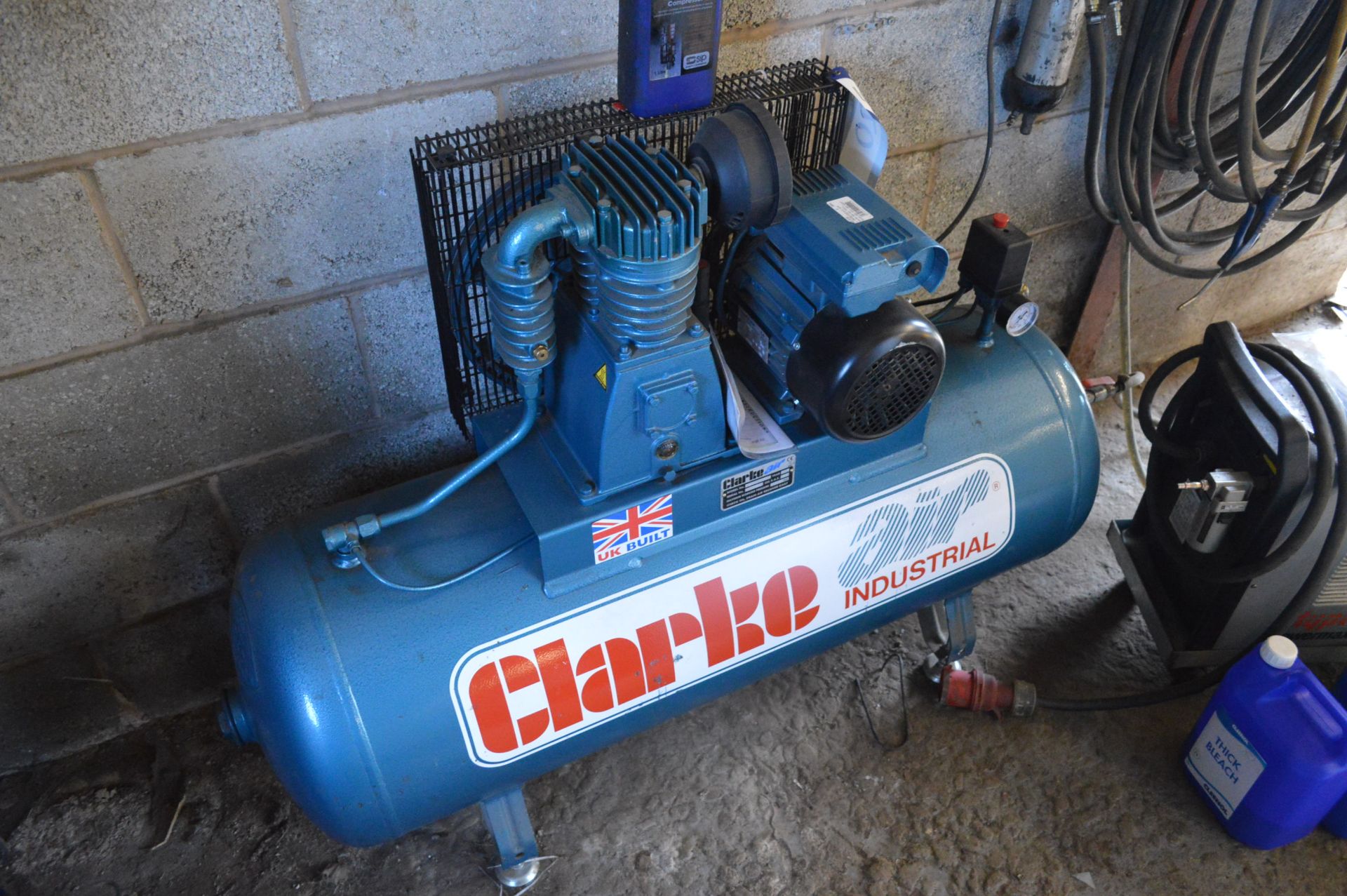 Clarke Air SF16C150 HORIZONTAL RECEIVER MOUNTED AIR COMPRESSOR, serial no. 119396, year of - Image 2 of 2