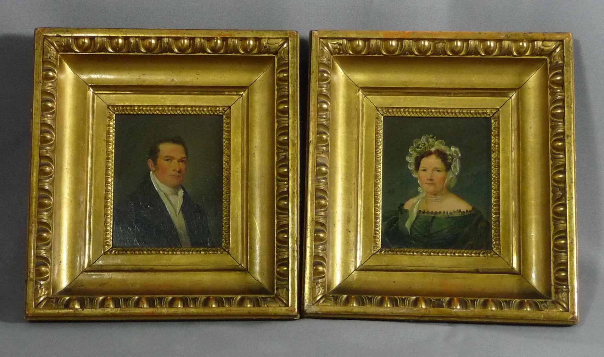 Paar kleine BiedermeierportraitsÖsterreich, um 1830/40Schulterstücke einer Dame mit Spitzenhaube und