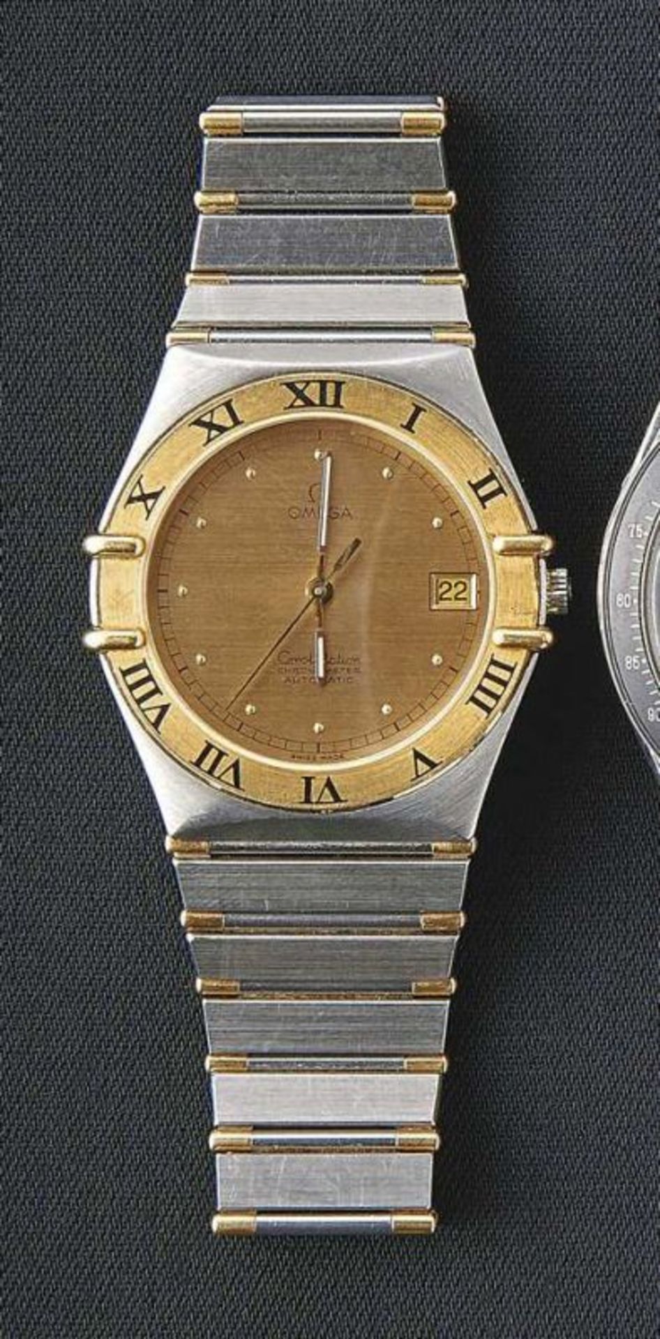 Omega-Constellation-Herrenarmbanduhr E. 20. Jh. Glattes, tonneauförmiges Gehäuse mit Glasboden,