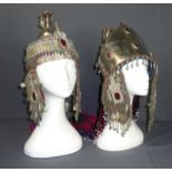 Zwei Hochzeitskappen Turkmenistan/Afghanistan, 20. Jh. Kuppelförmige Kopfbedeckung mit seitlichen