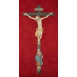 Kruzifix 18. Jh. Christus im Dreinageltypus, über ihm "INRI"-Tafel, zu seinen Füßen auf einer