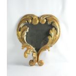 Wandapplike Im Rokoko-Stil Herzförmige, von gerolltem Blattwerk eingefasste Spiegelfläche, ein