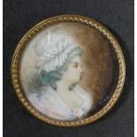 Kleines Miniaturbildnis E. 18. Jh. Rundes Brustportrait einer jungen Dame mit Spitzenhaube.