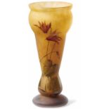 Vase mit Blütenzweigen Lysiés, Frankreich - um 1920/30 Auf ansteigendem Fuß konischer Korpus mit