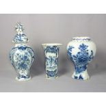 Drei holländische Vasen mit Blau-Weiß-Dekor Delft, 18. und 19. Jh. Deckelvase mit Rocaillenrelief