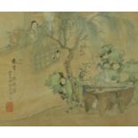 Ständchen im Garten China Junger Mann, der die chinesische Zither Guqin im Garten spielt, hinter den