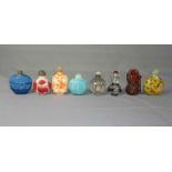 Kleine Sammlung Snuffbottles China, 19. und 20. Jh. Sieben Stück und ein Flakon; unterschiedliche