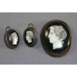 Brosche und Ohrhänger 1. H. 19. Jh. Hochovale Medaillons mit Frauenportraits im Profil auf schwarzem
