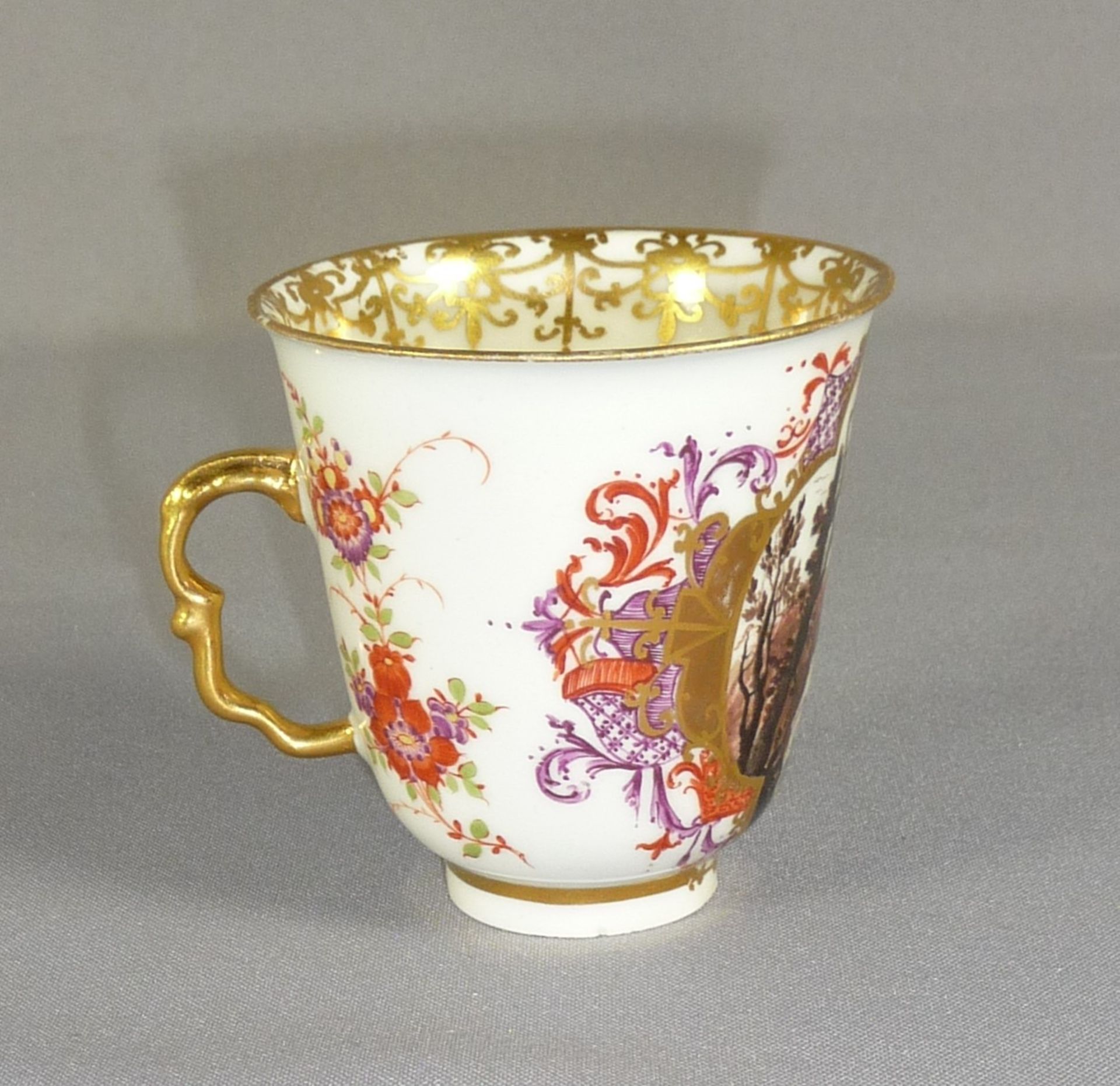 Bechertasse Meissen, um 1725/30 Schauseitig in reich ornamentierter Goldkartusche farbig gemalte - Bild 3 aus 5