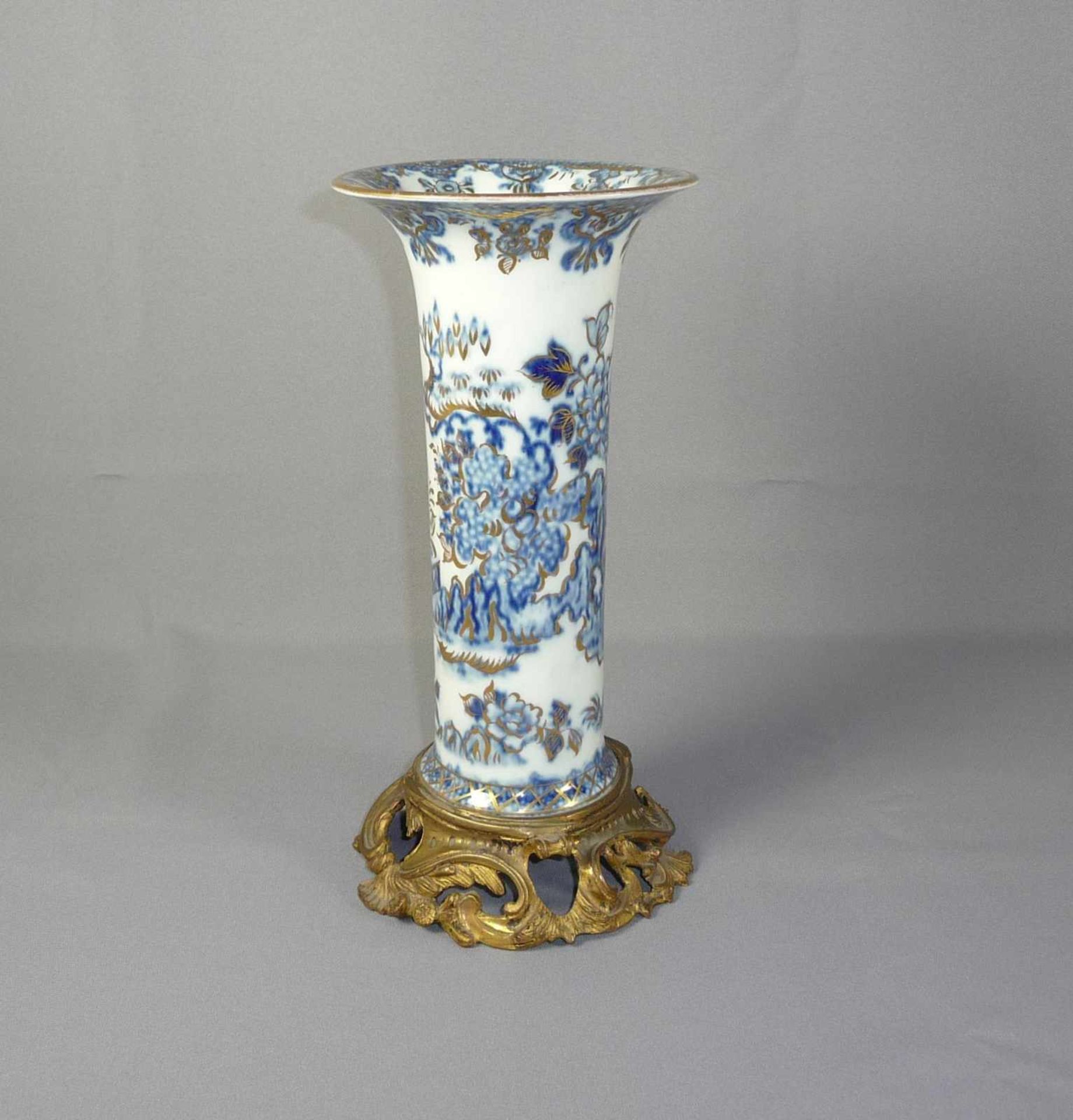 Vase in chinesischer Ku-Form mit Ormolu-Montierung Wohl Frankreich, um 1900 Umlaufend chinoiser - Bild 3 aus 7