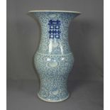 Blau-weiße Balustervase China, 19. Jh. Bauchig mit Trompetenhals; flächendeckender Rankendekor mit