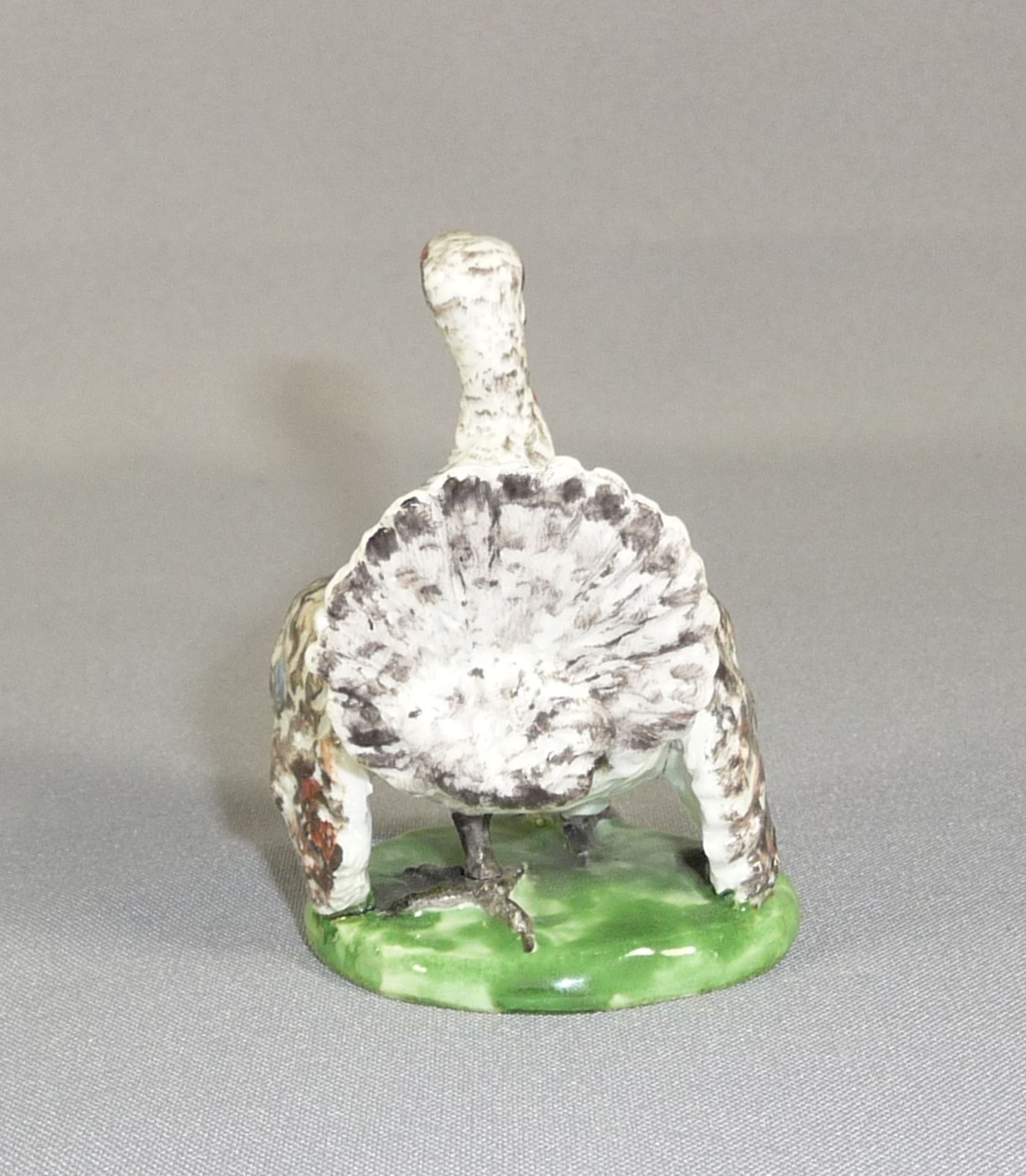 Seltene Miniaturfigur eines Truthahns Ludwigsburg, 18. Jh. Porzellan mit naturalistischer - Bild 5 aus 6