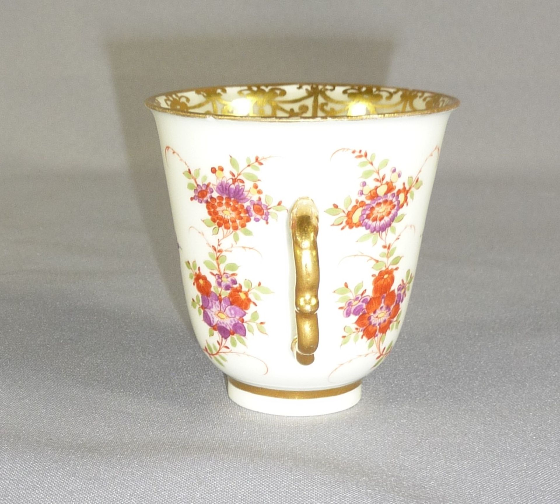 Bechertasse Meissen, um 1725/30 Schauseitig in reich ornamentierter Goldkartusche farbig gemalte - Bild 4 aus 5