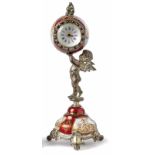 Figürliche Miniatur-Uhr Wohl Wien, E. 19. Jh. Auf drei Füßen der runde, hochgewölbte Sockel mit