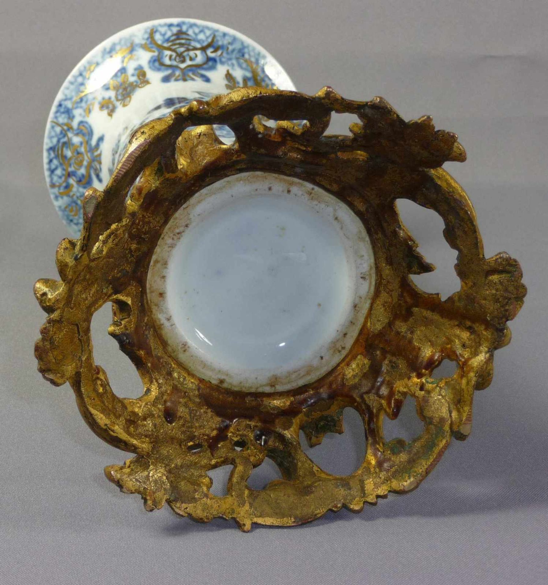 Vase in chinesischer Ku-Form mit Ormolu-Montierung Wohl Frankreich, um 1900 Umlaufend chinoiser - Bild 5 aus 7