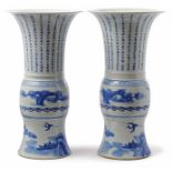 Paar Vasen im Ku-Typus China, Min-guo-Periode, frühes 20. Jh. Umlaufender Blaudekor, im Fußbereich
