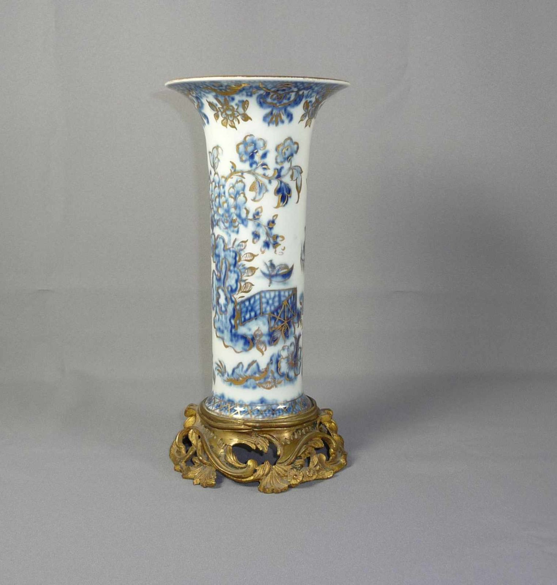 Vase in chinesischer Ku-Form mit Ormolu-Montierung Wohl Frankreich, um 1900 Umlaufend chinoiser - Bild 2 aus 7
