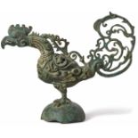 Figur eines Hahns im archaischen Stil China Auf Halbkugel stehend, das Gefieder als schöne