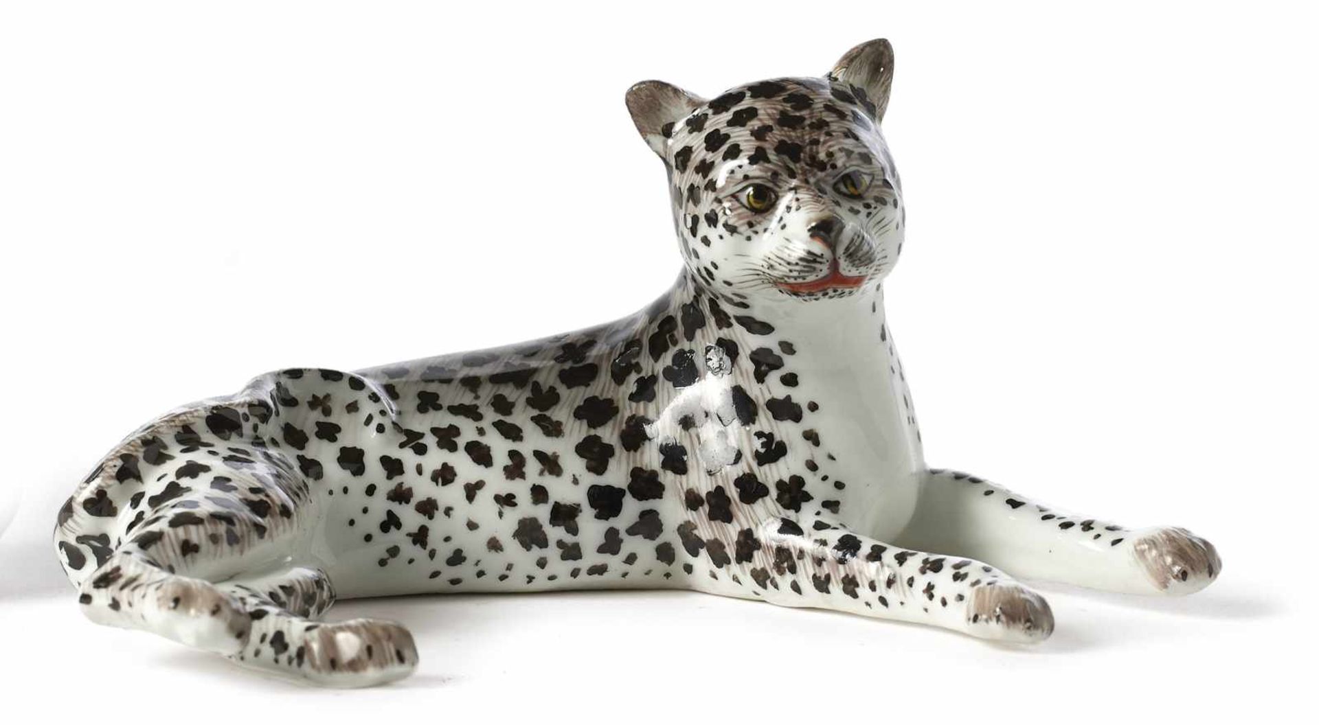 Liegender Leopard Meissen, 18./19. Jh. Porzellan mit naturalistischer Staffierung. L. 12 cm. Meißner