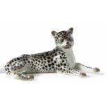 Liegender Leopard Meissen, 18./19. Jh. Porzellan mit naturalistischer Staffierung. L. 12 cm. Meißner